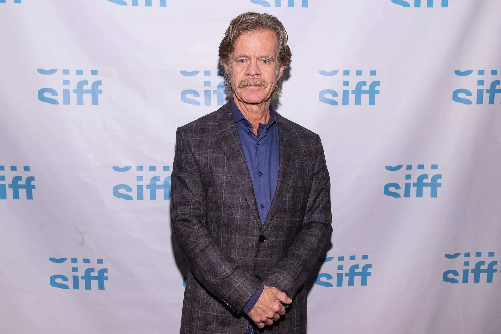 William H. Macy: Talented Actor In A Thoughtful Pose Background