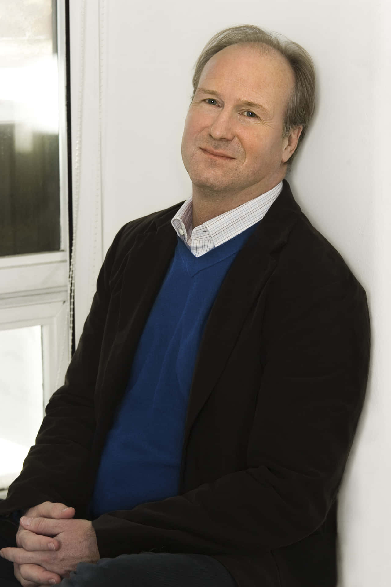 William Hurt, An Award-winning Actor In A Classic Portrait Background