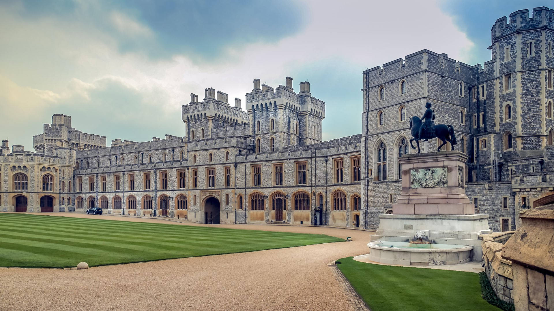 Windsor Castle Courtyard And Statue Background