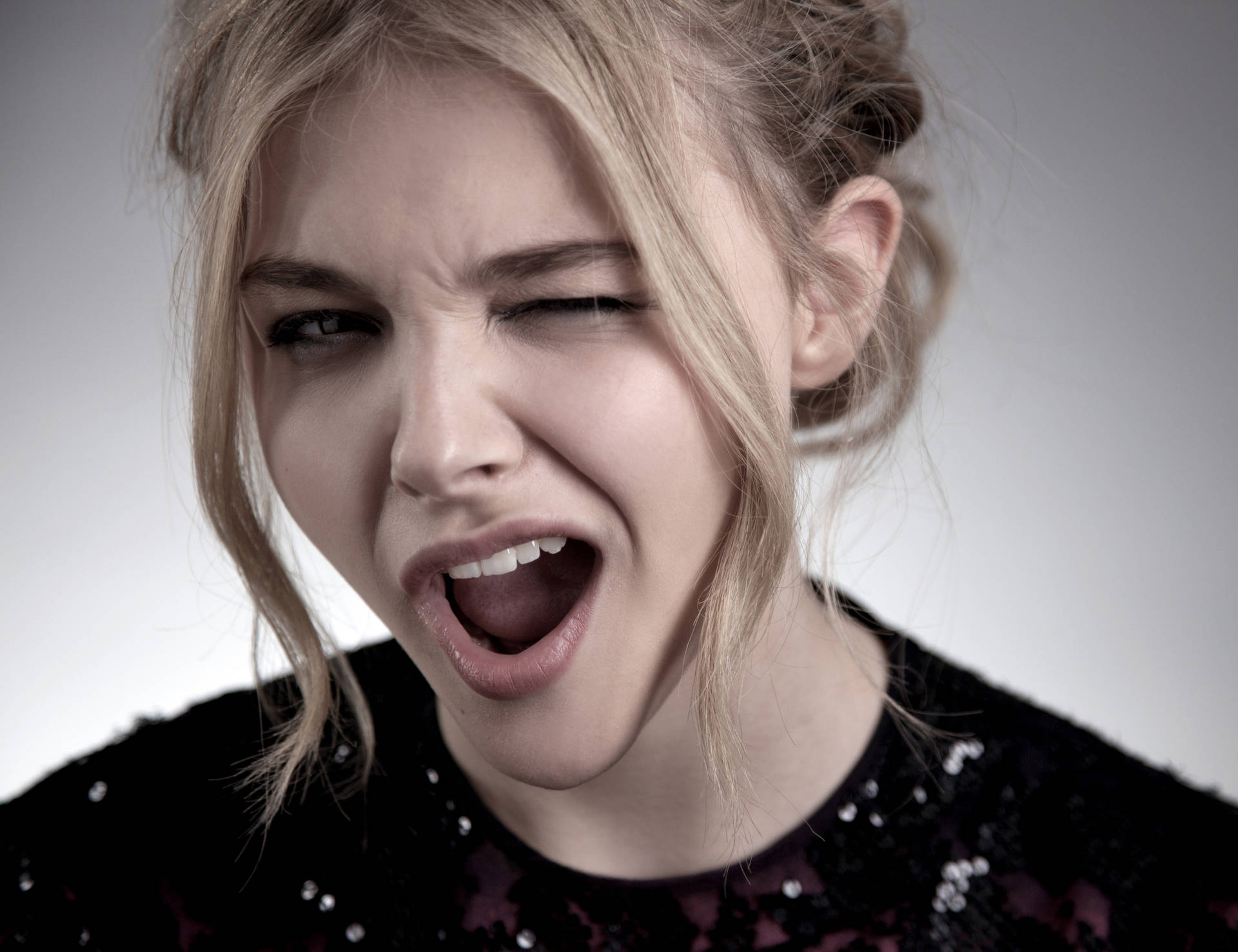 Winking Chloë Grace Moretz