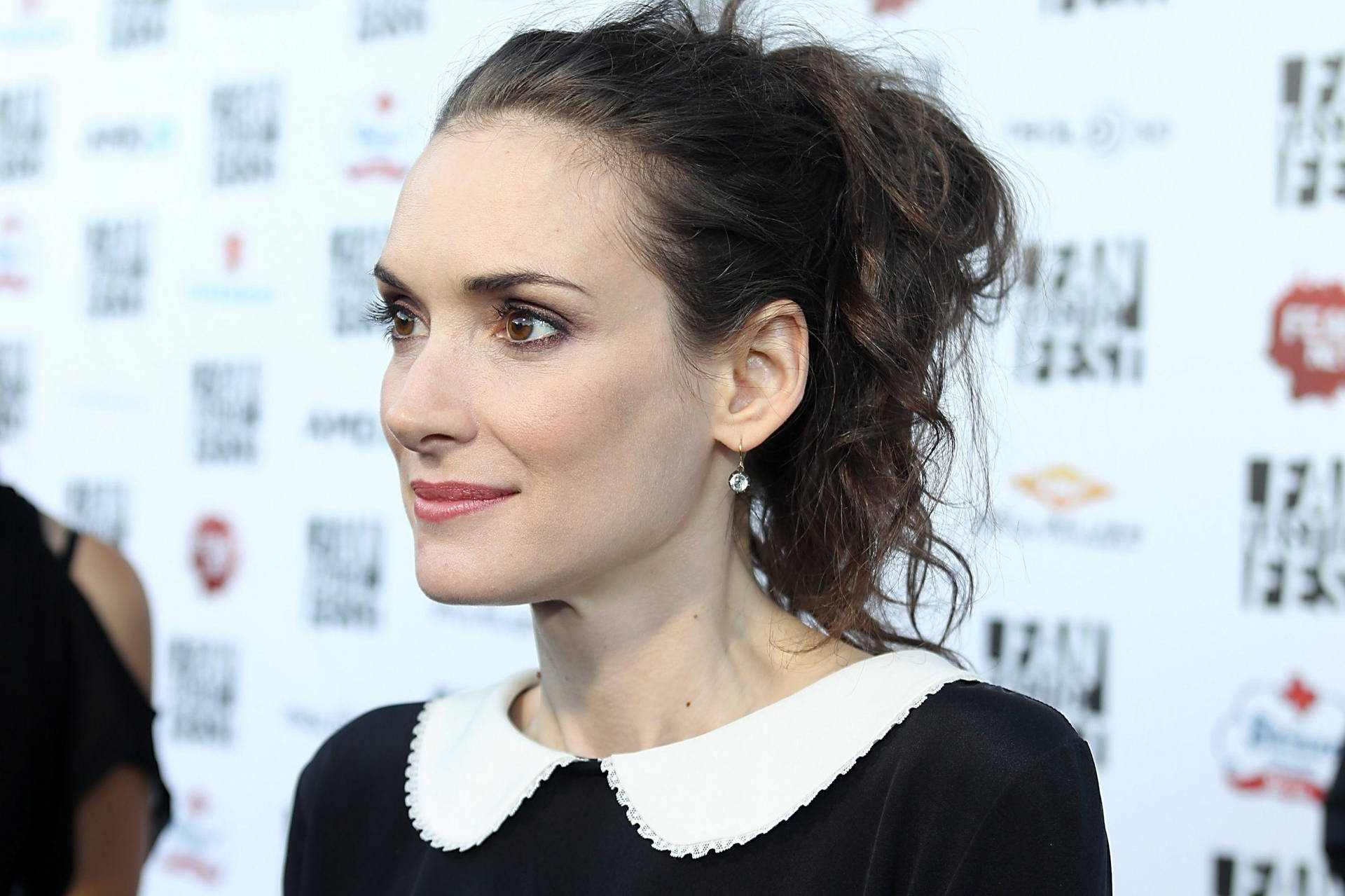 Winona Ryder Exuding Elegance In A Preppy Look. Background