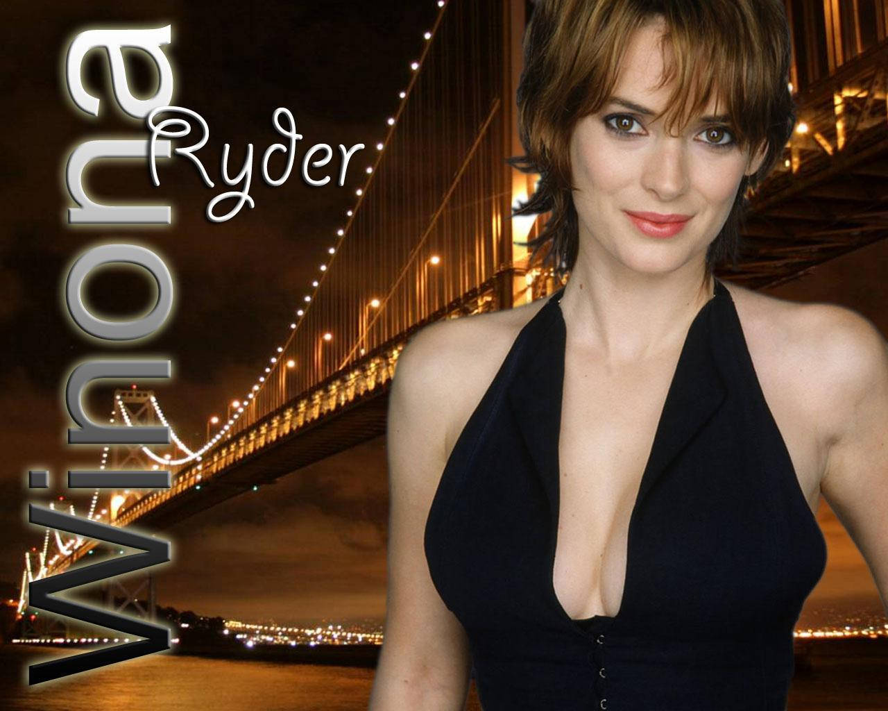 Winona Ryder With The Manhattan Bridge Background