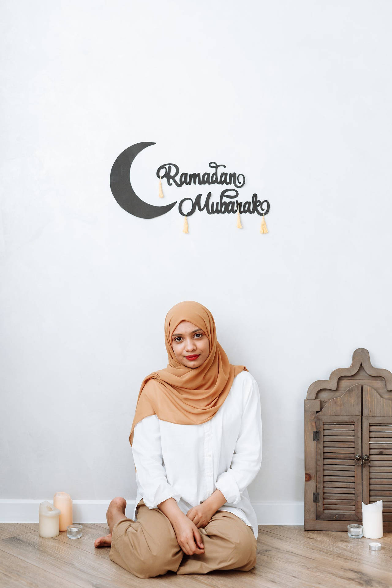 Woman Getting Ready For Ramadan Mubarak Background