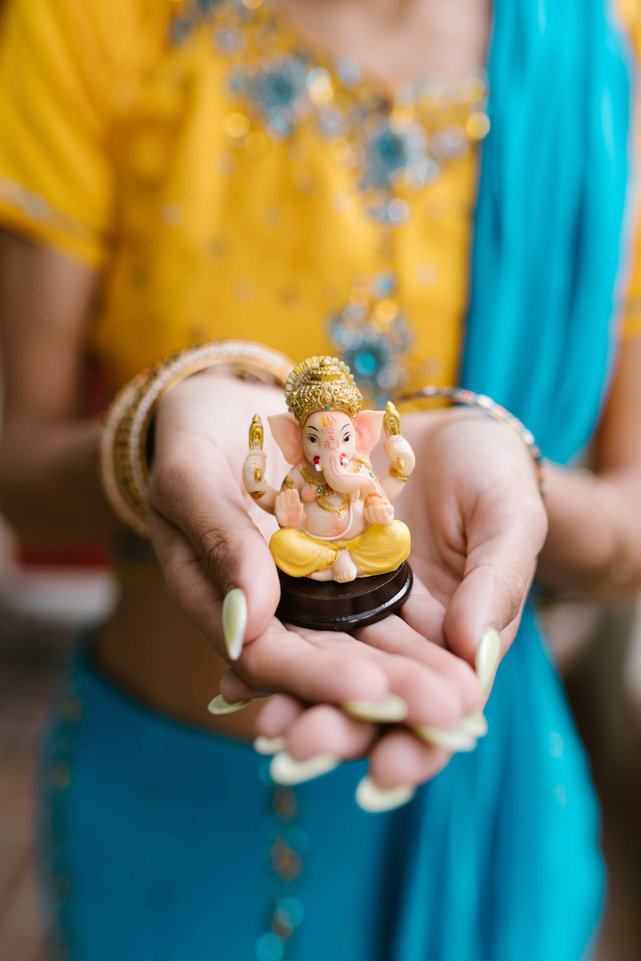 Woman Holding Small Statue Ganesh 4k Background