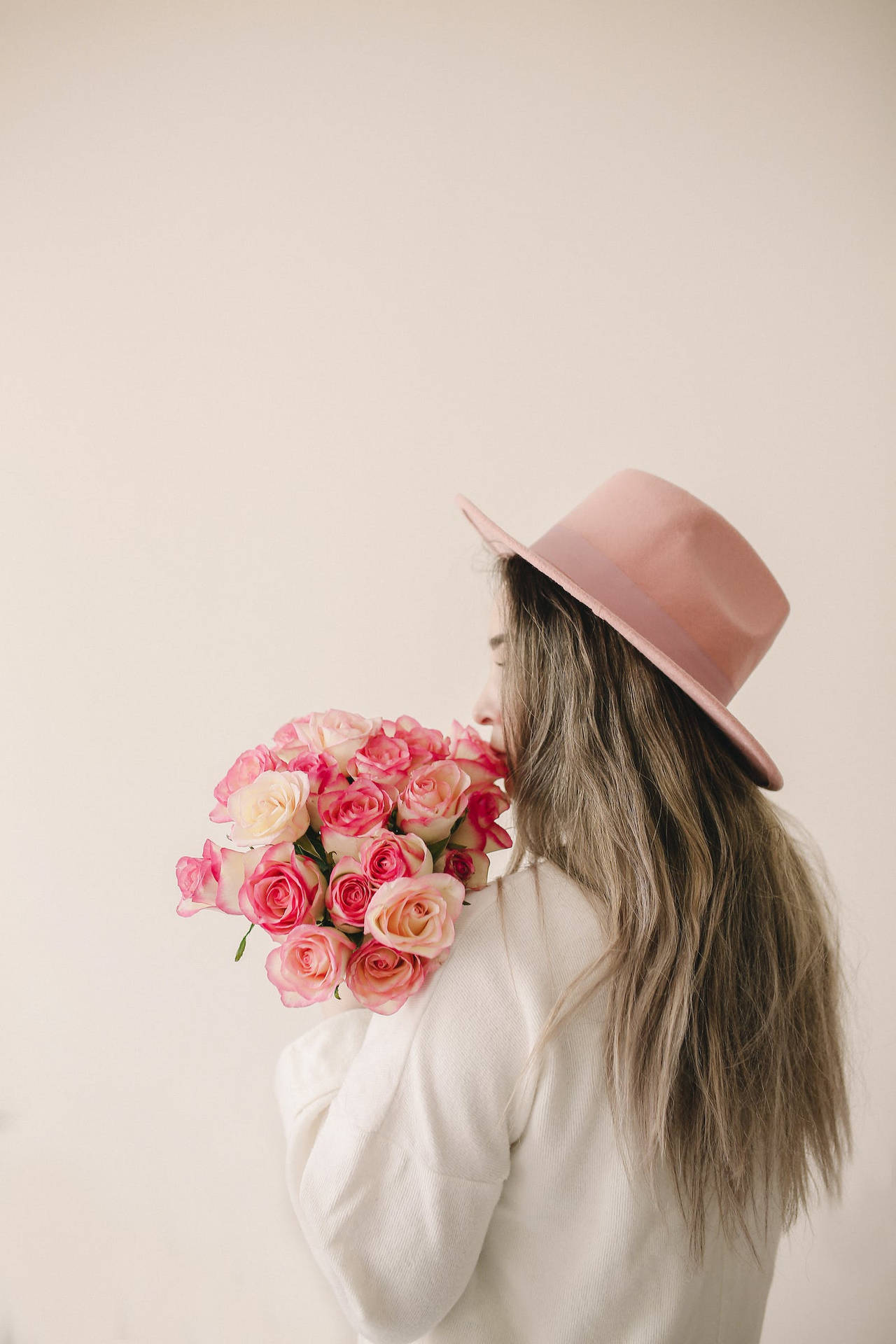 Woman With Bouquet Of Pink Rose Iphone Background