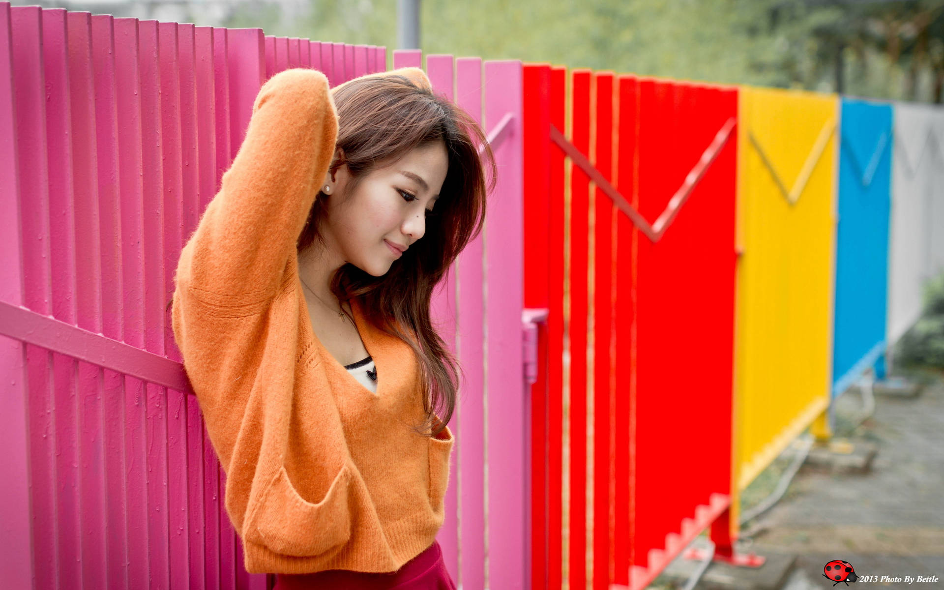 Woman With Colorful Fence 2560x1600