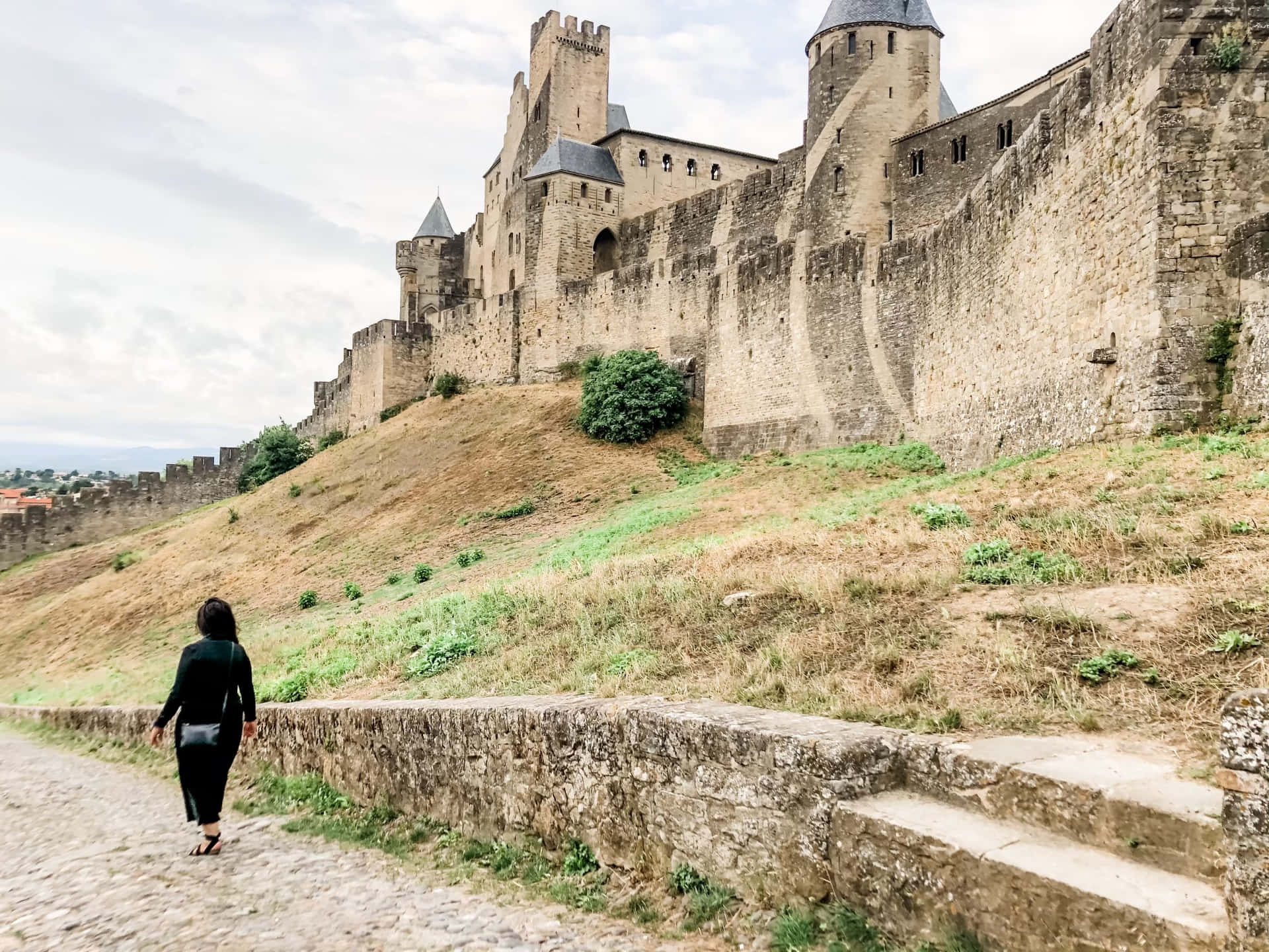 Women By The Porte De Laude In Carcassonne Background