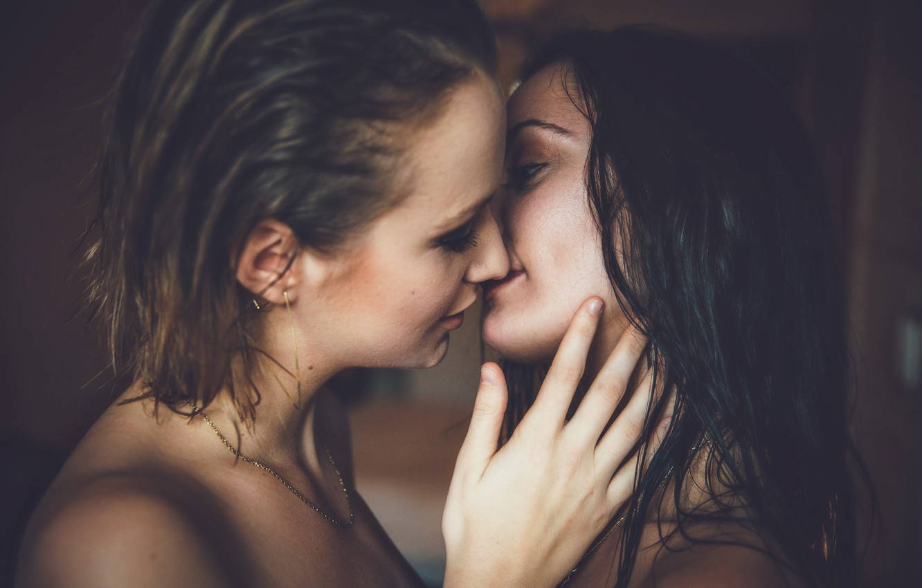 Women Kissing In Shower