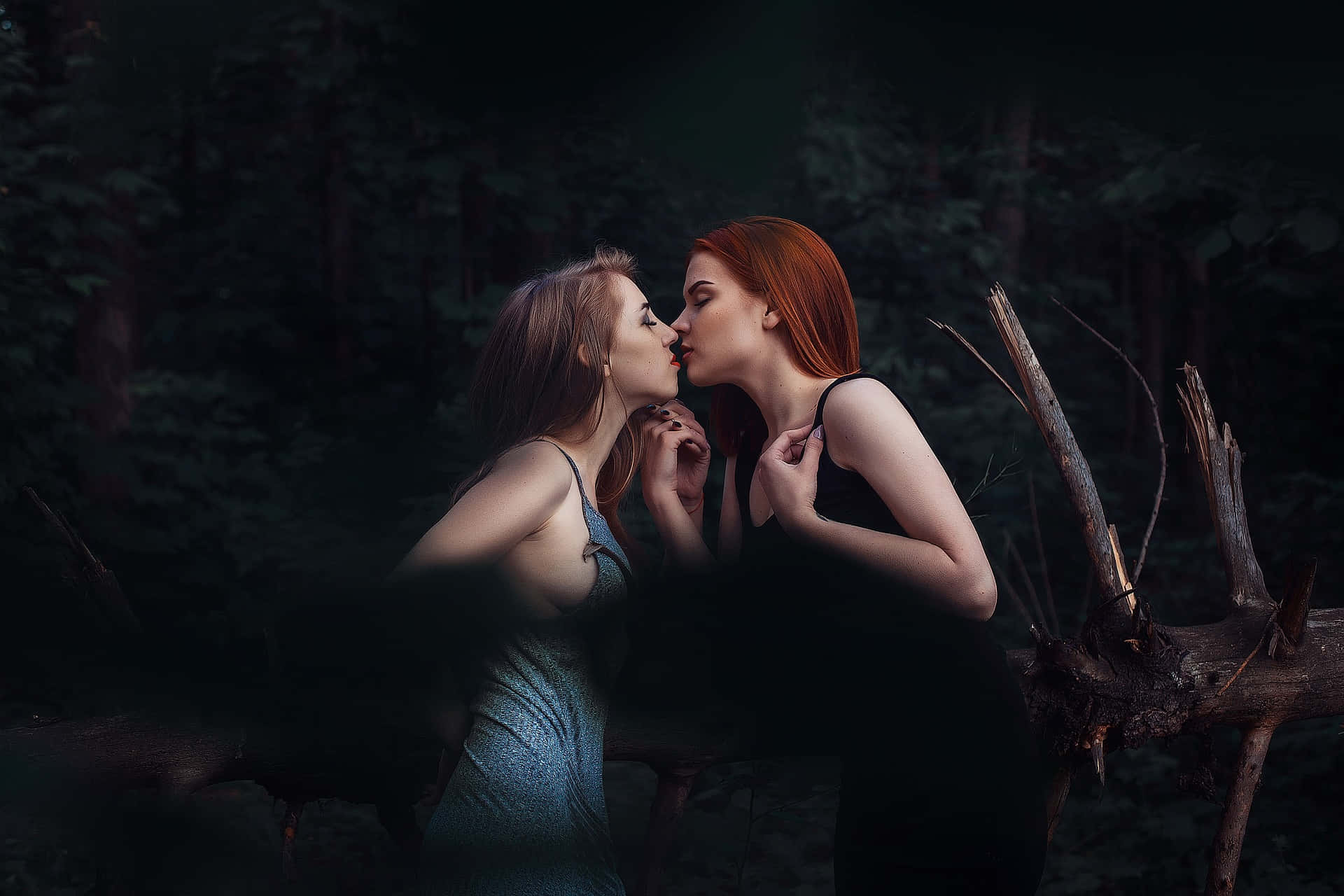 Wonderful Kiss Of Mujeres Lesbianas Background