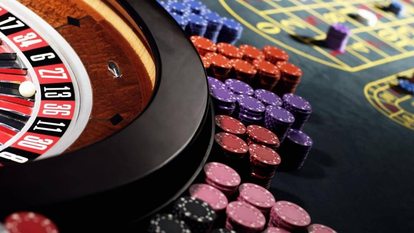 Wooden Roulette Wheel Baccarat Card Game