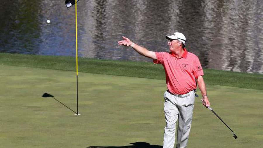 Woody Austin Throwing A Golf Ball Background