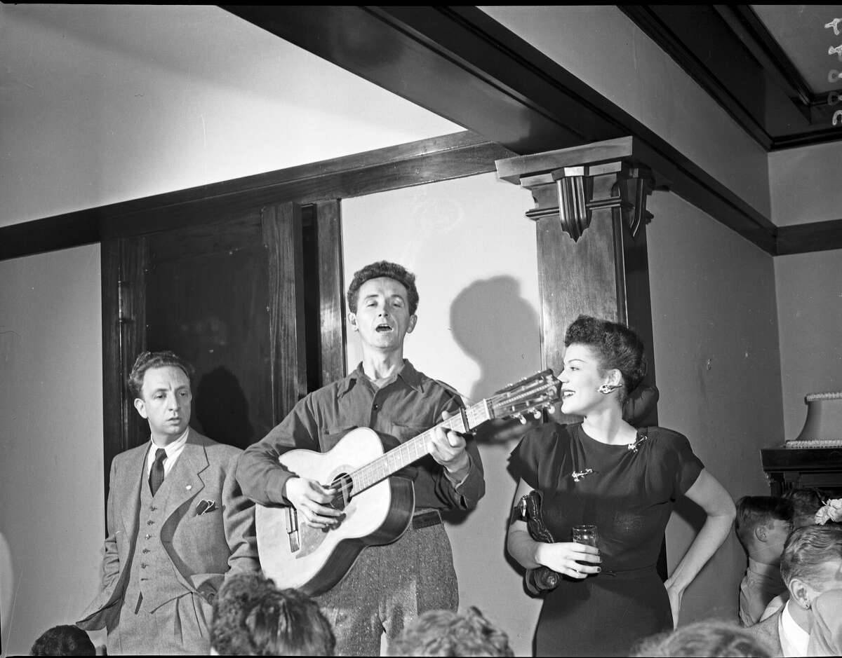 Woody Guthrie Performing Live Background