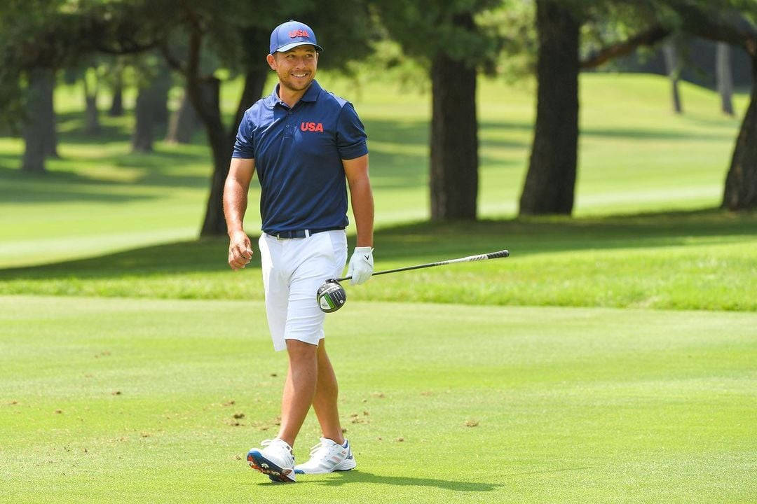 Xander Schauffele Walking Background