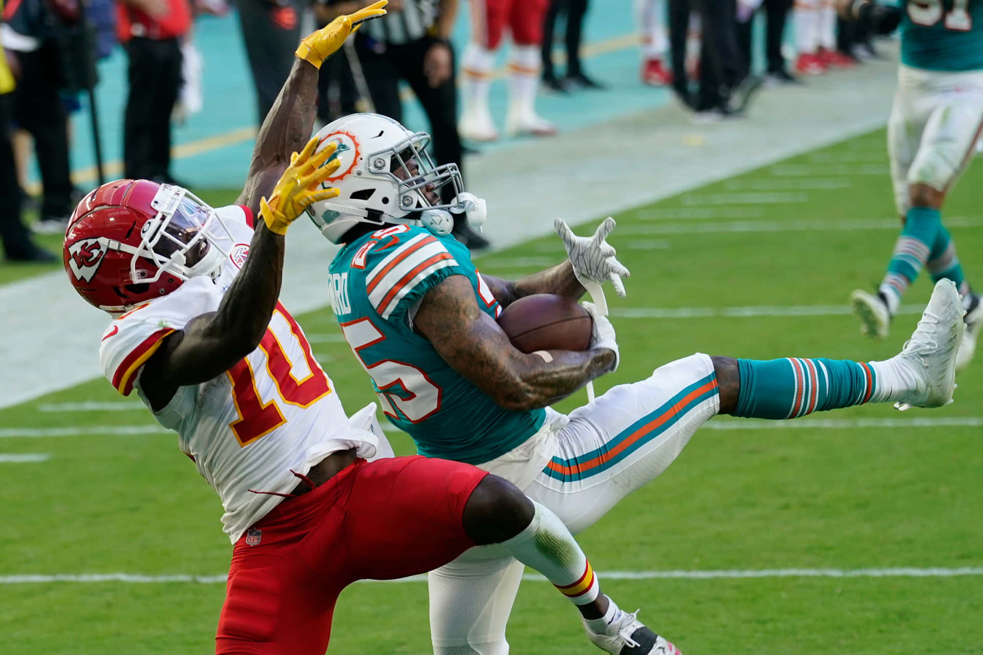 Xavien Howard Intense Football Game Background