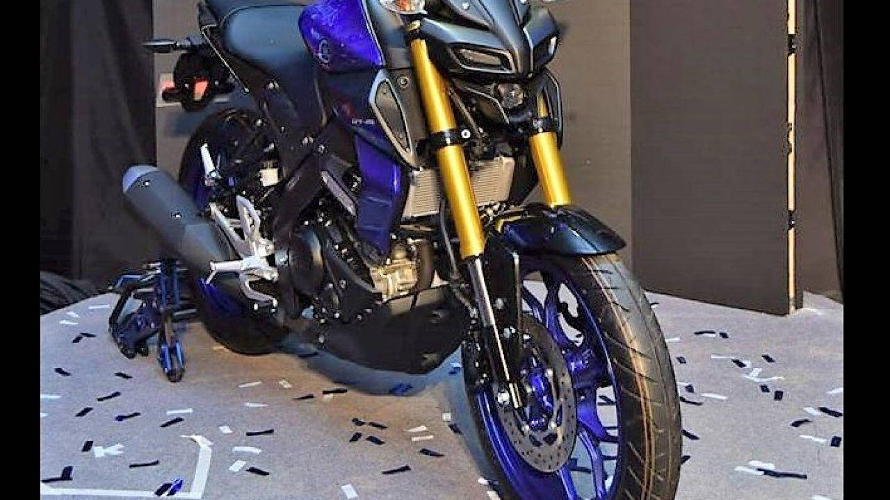 Yamaha Mt 15 With Gold Hydraulic Forks Background