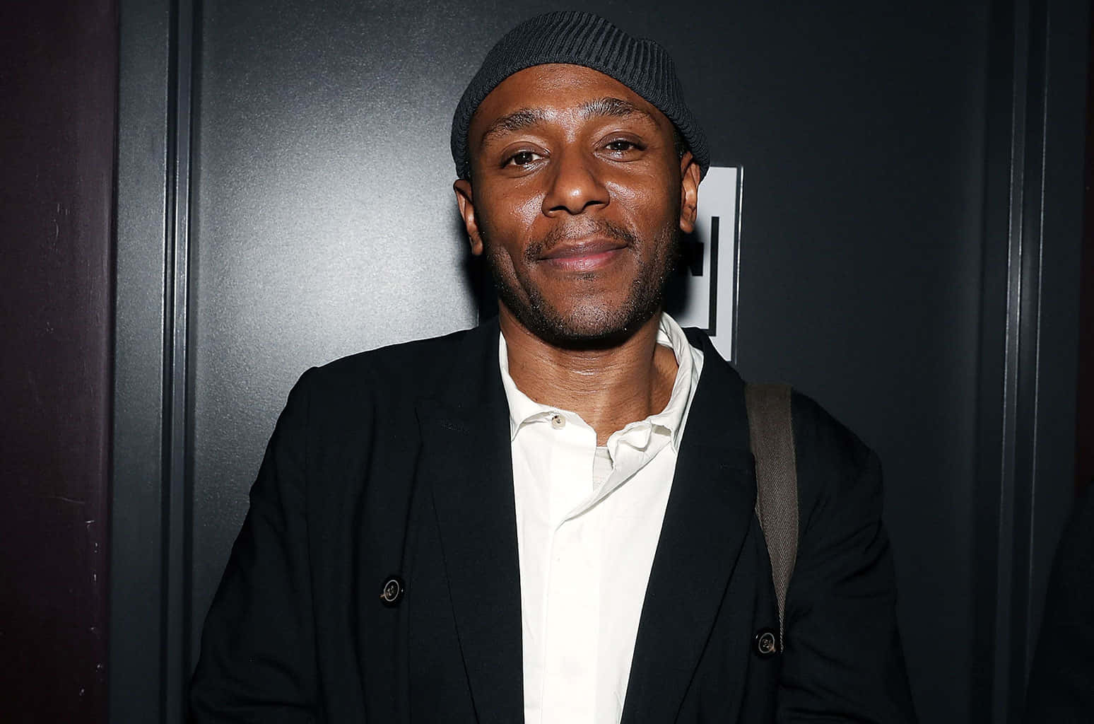 Yasiin Bey: A Portrait Of Lyrical Mastery Background