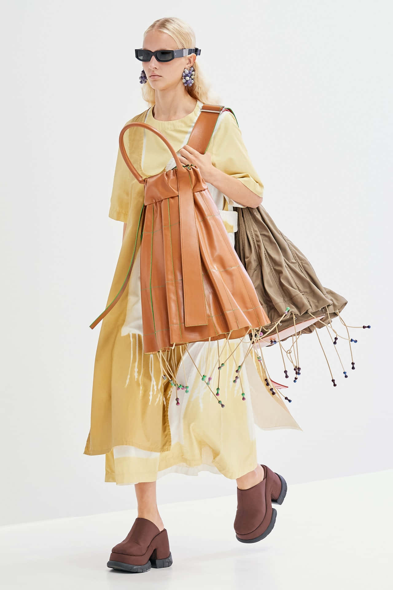 Yellow And Brown-outfit Sunnei Spring 2020 Collection Background