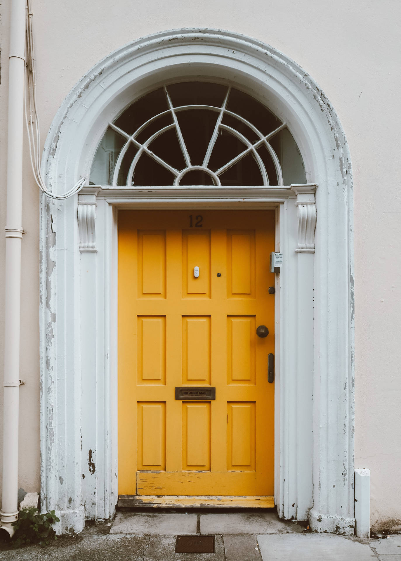 Yellow Vintage Aesthetic Door Design Background