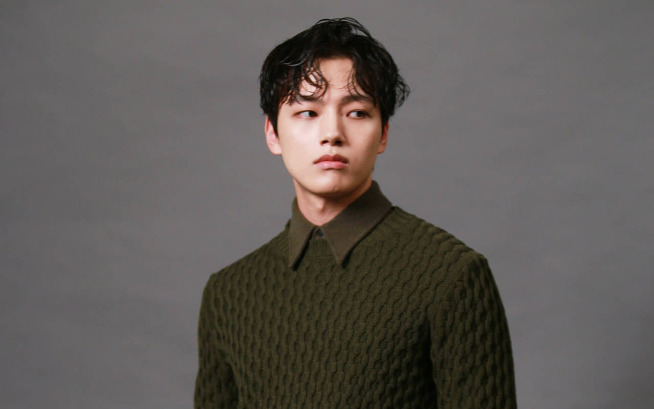 Yeo Jin Goo Moss Green Sweater Background