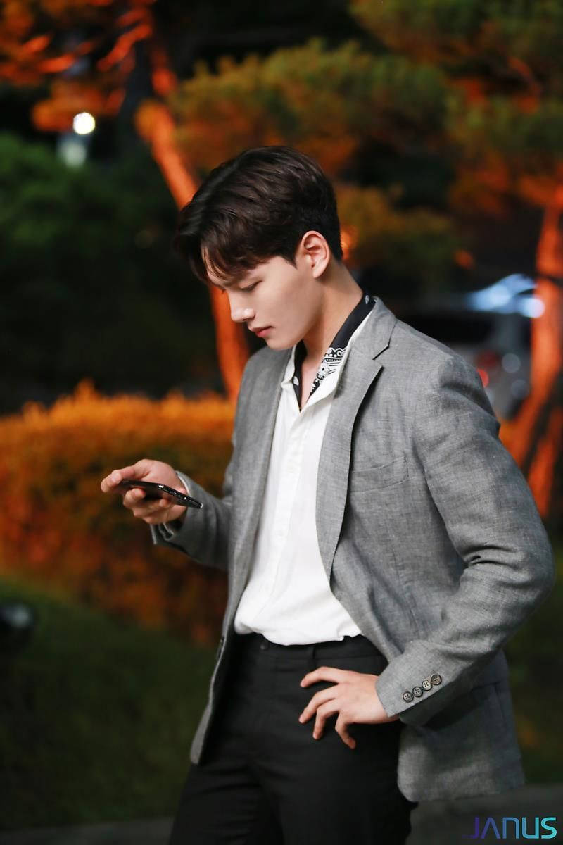 Yeo Jin Goo With Phone Background