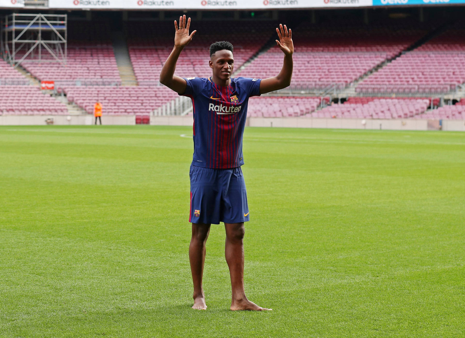 Yerry Mina Barefoot Background