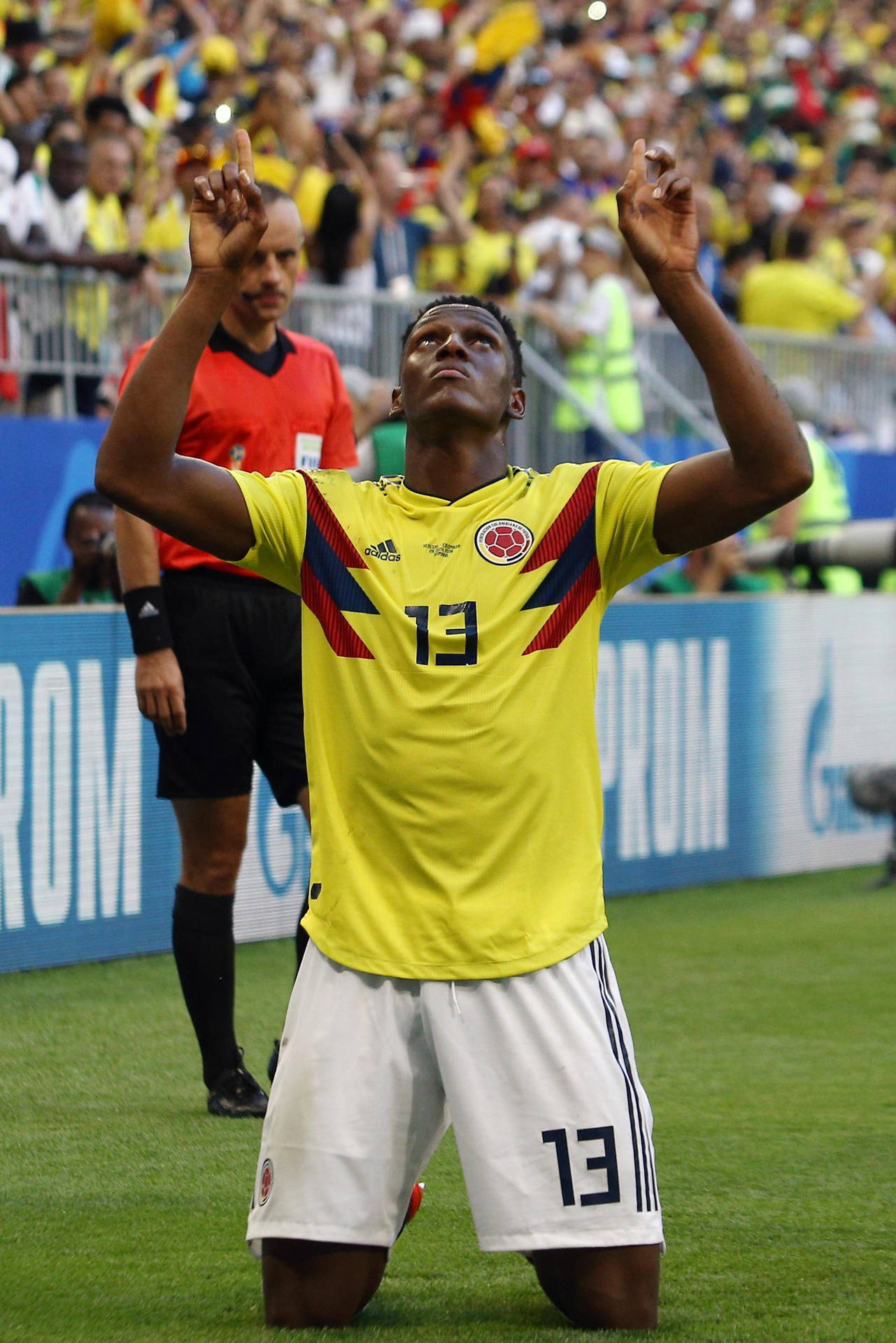 Yerry Mina Pointing And Looking Up Background