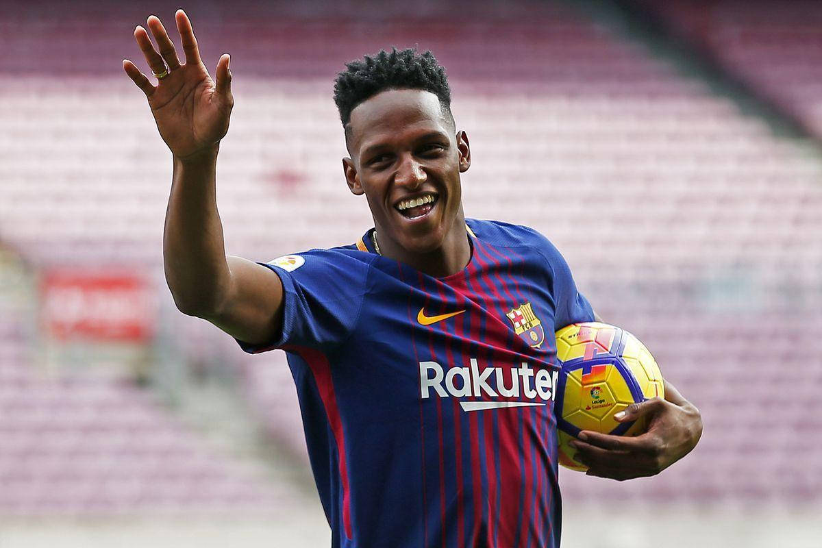 Yerry Mina Waving And Smiling Background