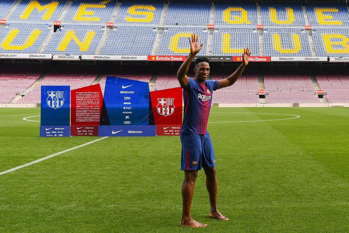 Yerry Mina Waving With Both Hands Background