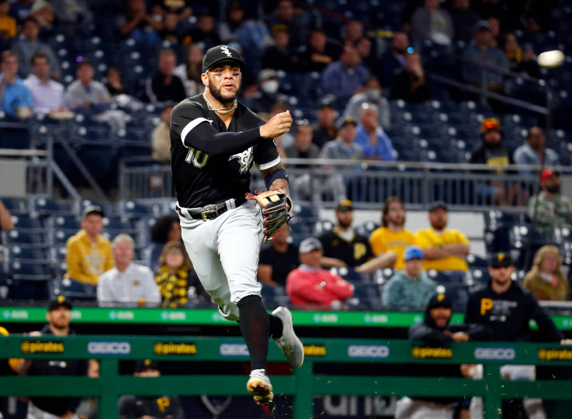 Yoan Moncada Throwing Baseball Background