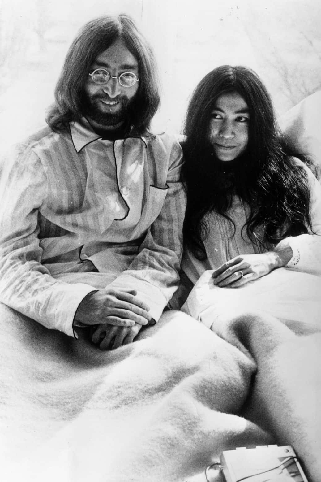 Yoko Ono John Lennon In Bed Background