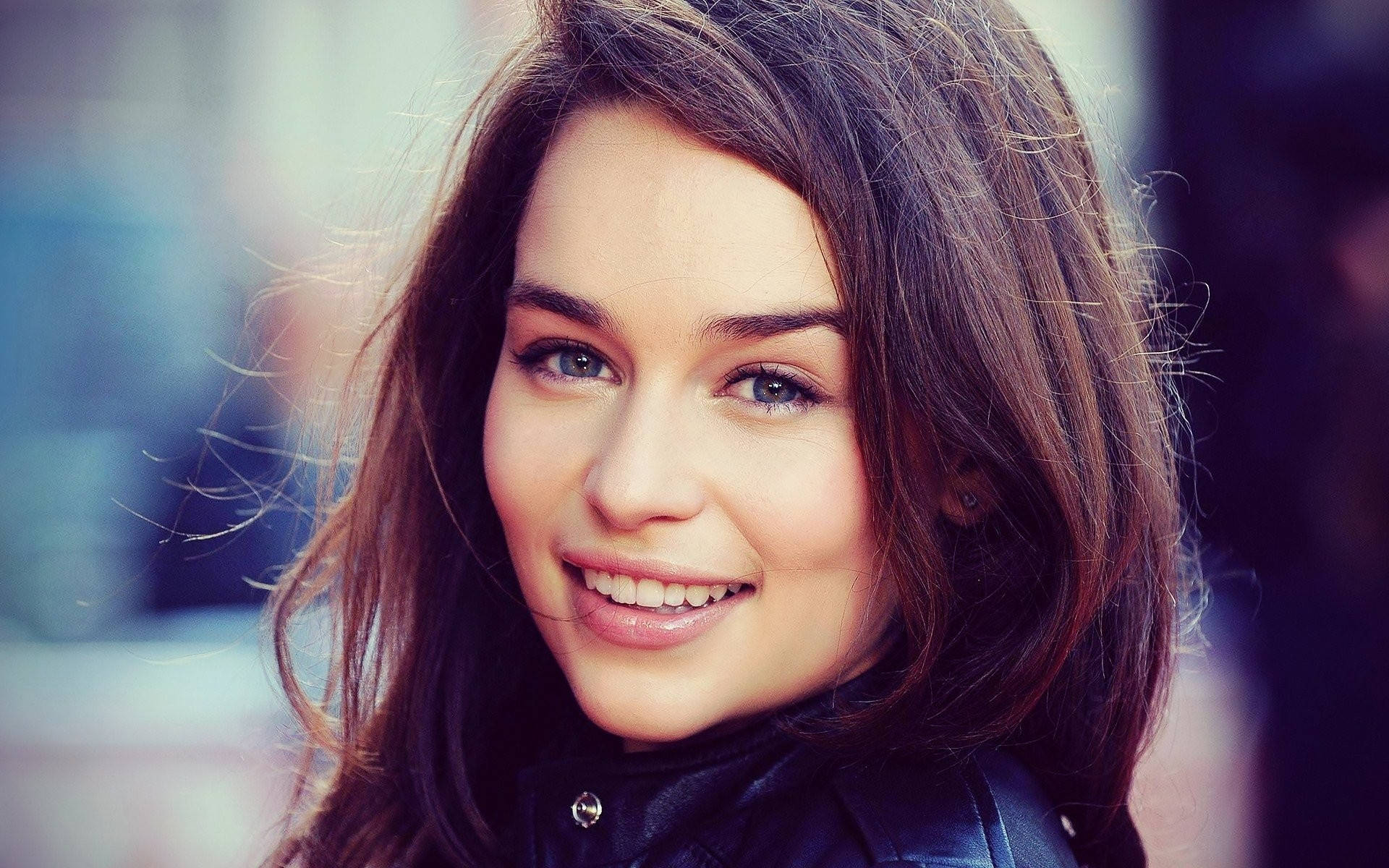 Young Actress Emilia Clarke Background