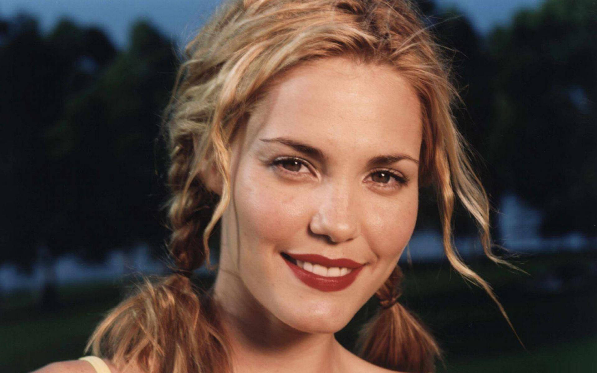 Young Actress Leslie Bibb Smile Background