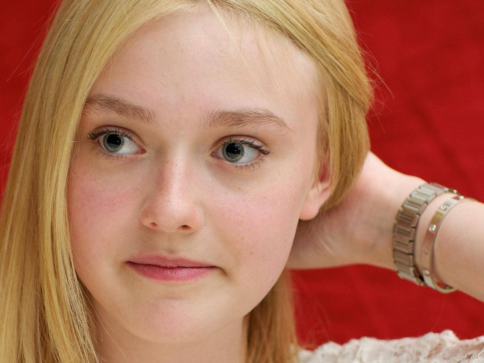 Young American Actress Dakota Fanning Close Up Shot Background