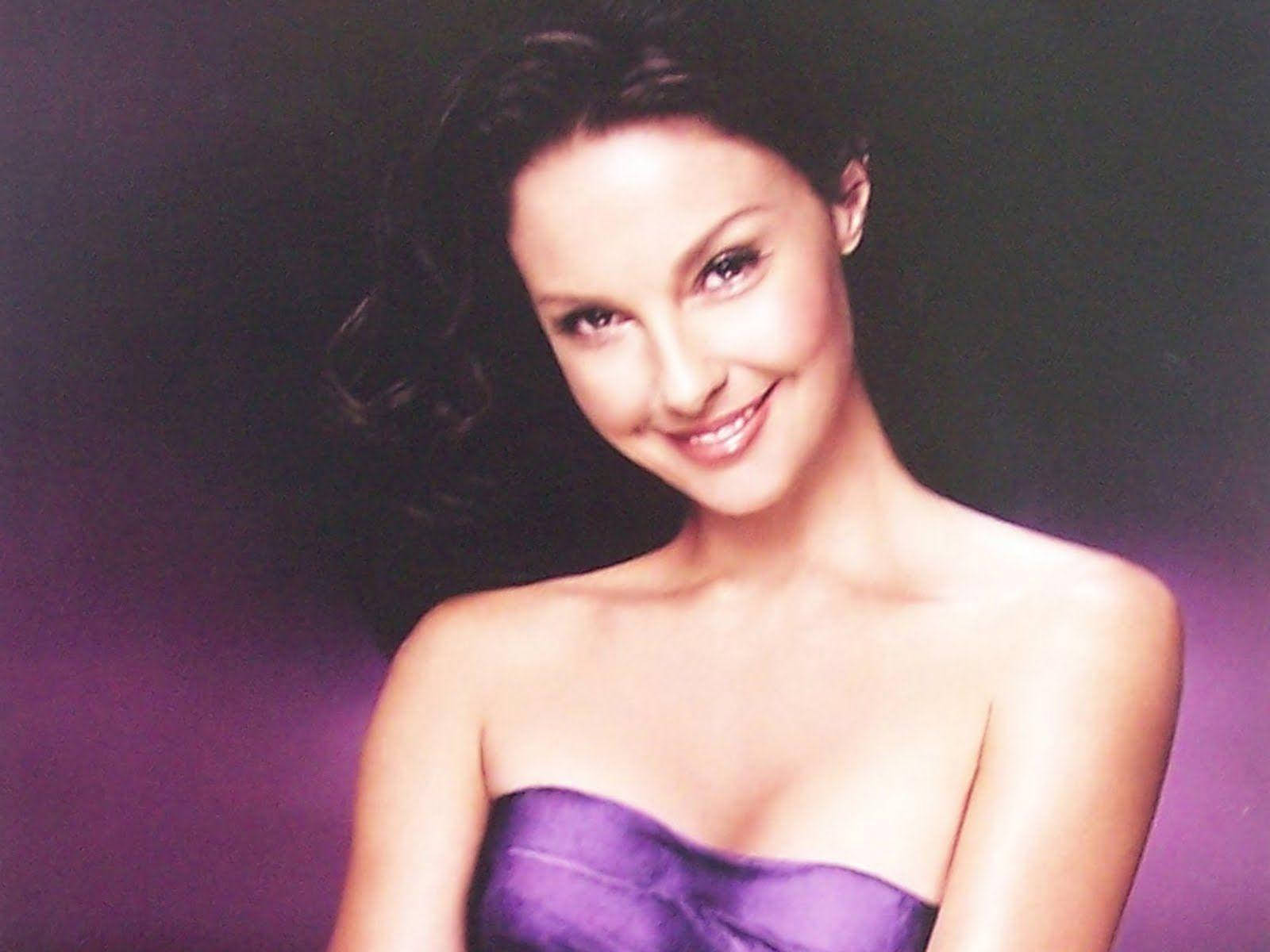 Young Ashley Judd Background