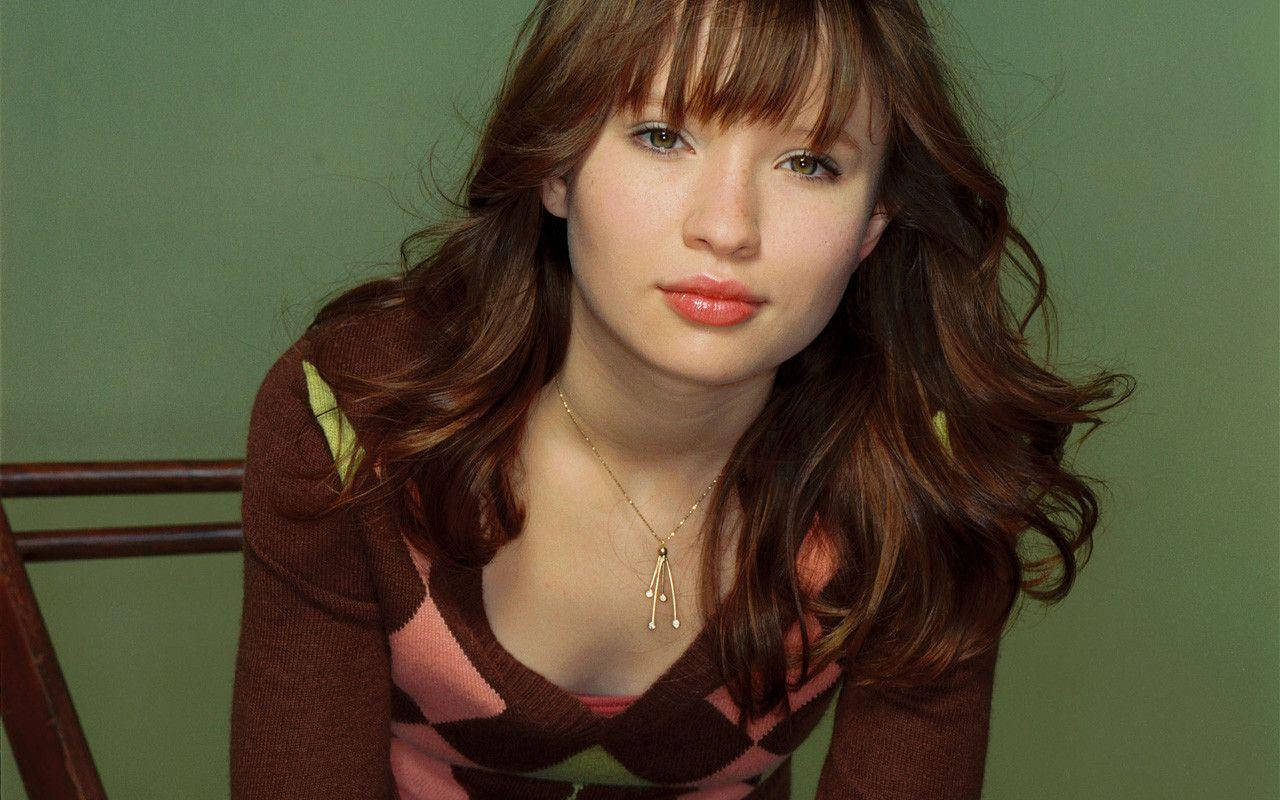 Young Australian Actress Emily Browning Photoshoot Background