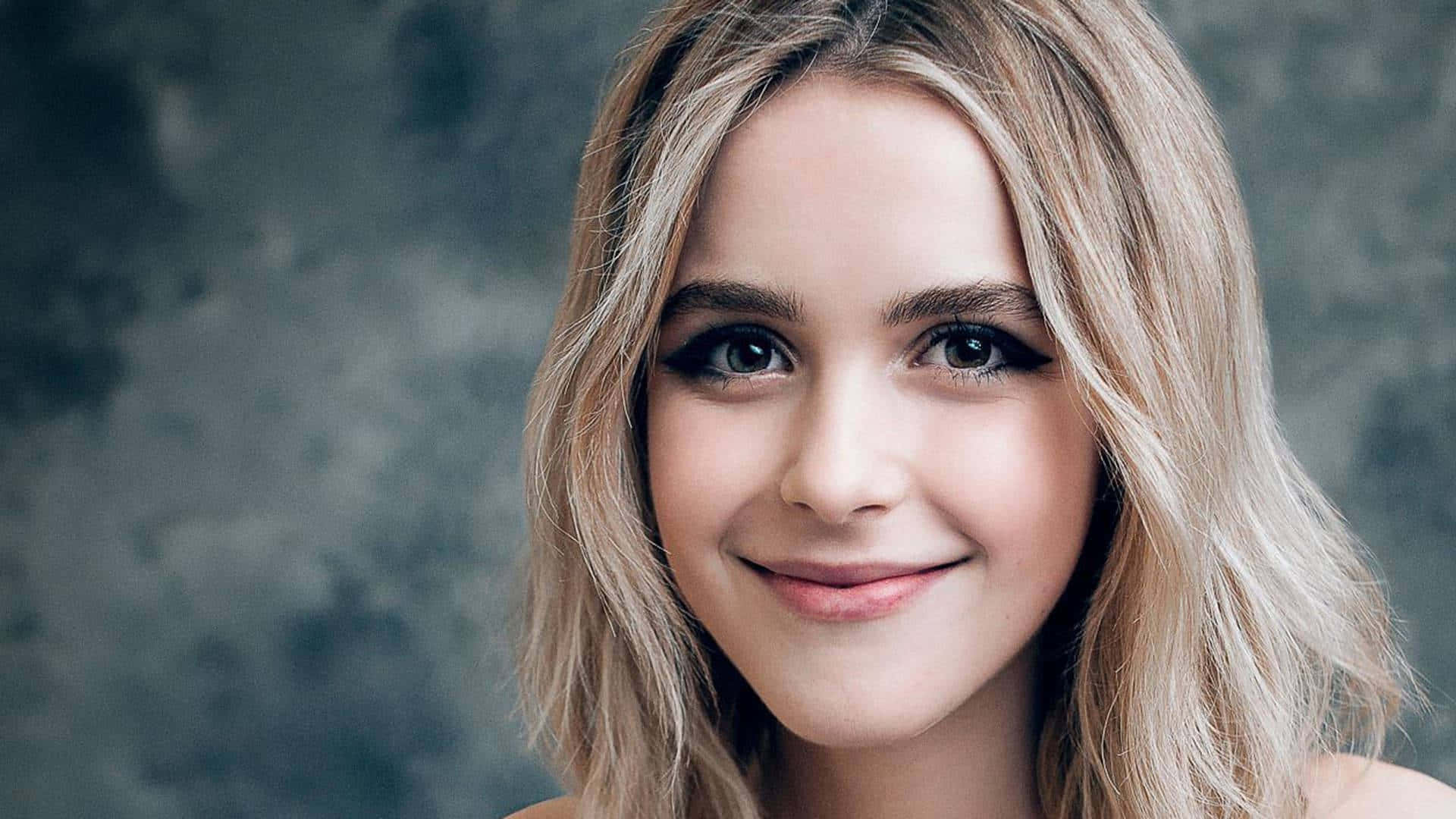 Young Female Model Kiernan Shipka Background