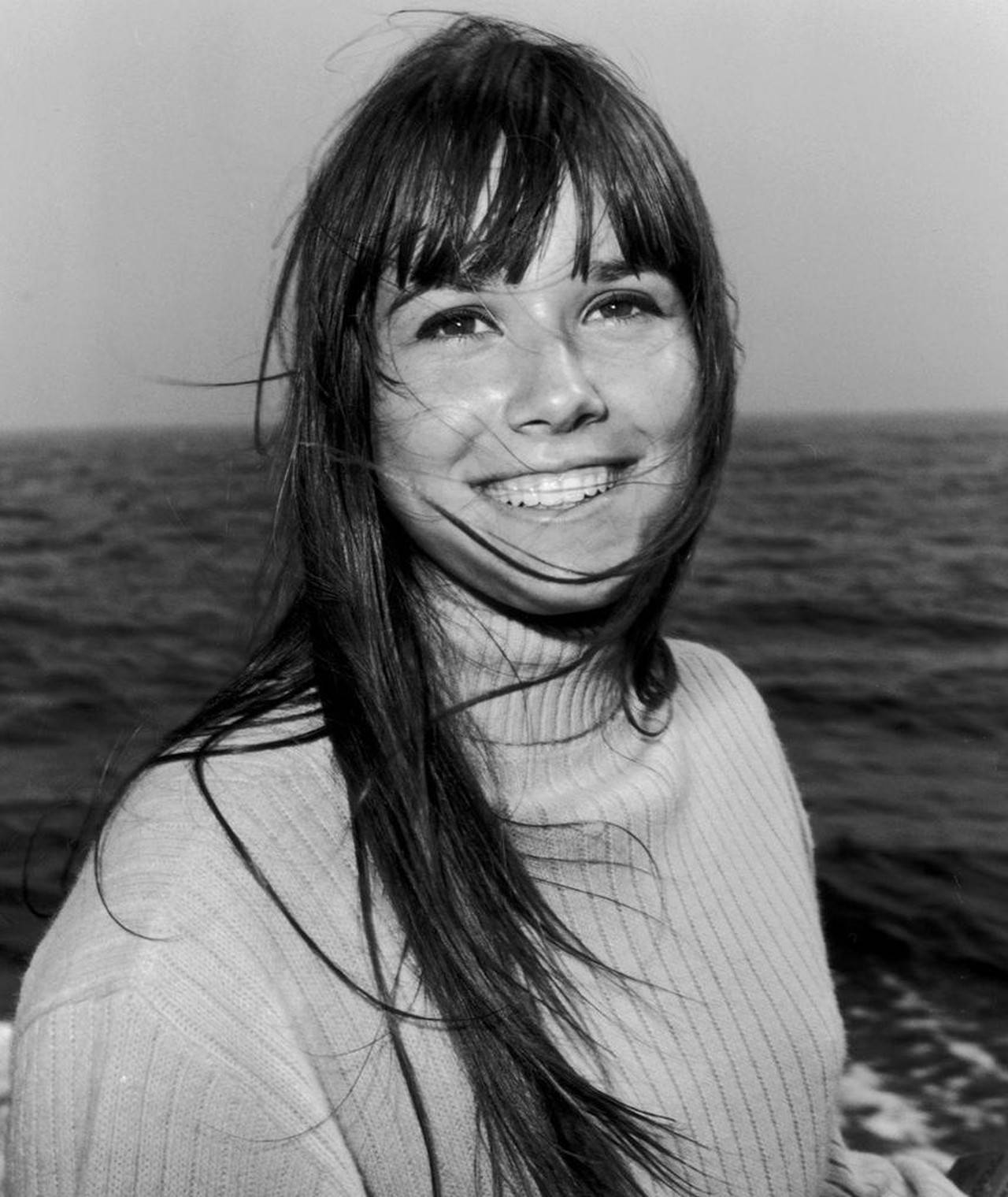 Young Hollywood Actress Barbara Hershey Background