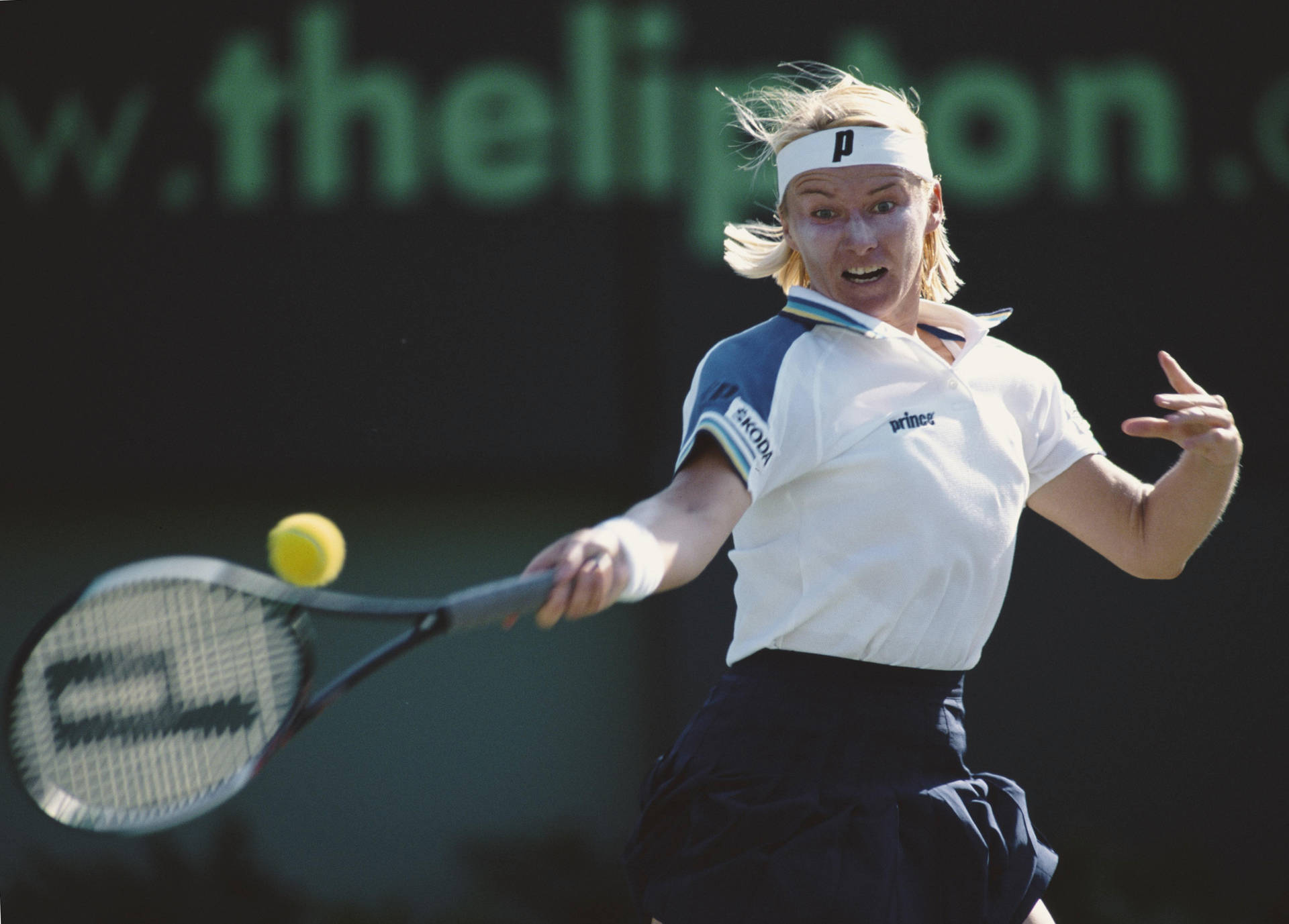 Young Jana Novotna Playing Background