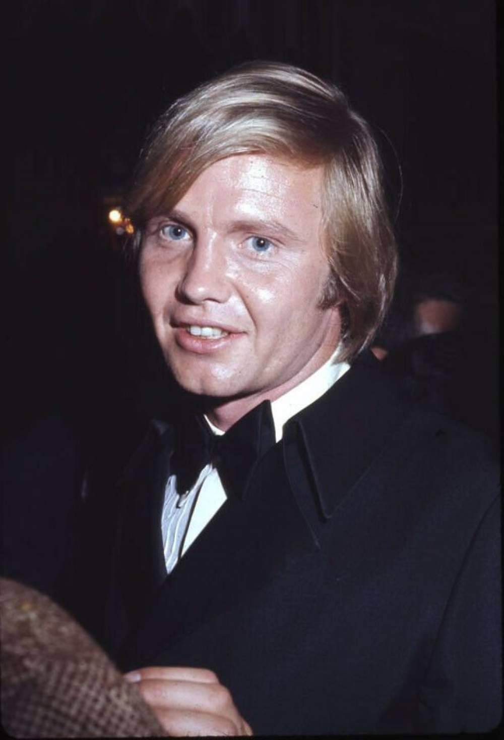 Young Jon Voight Showcased At His Prime. Background