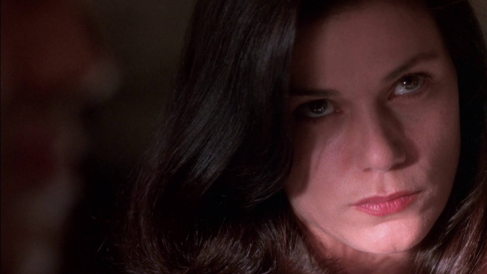 Young Linda Fiorentino Background