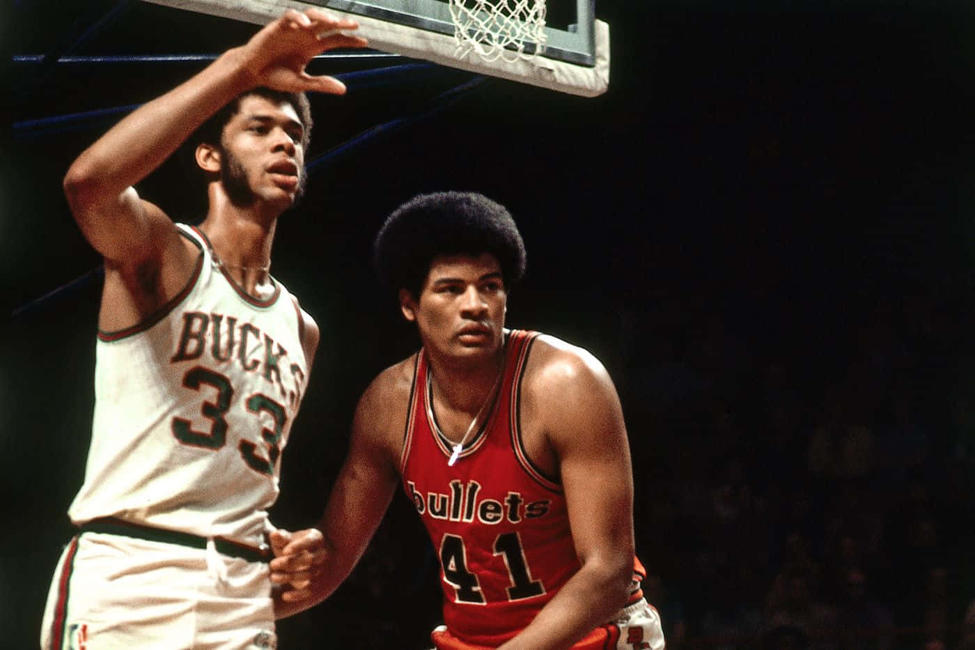 Young Wes Unseld Basketball Game Background