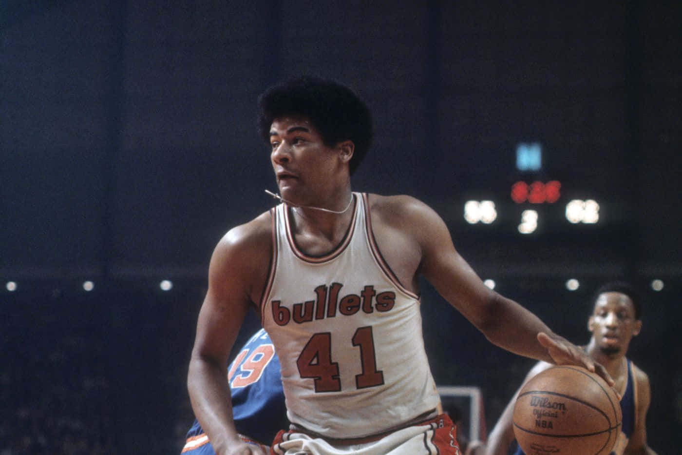 Young Wes Unseld Playing For The Washington Bullets. Background