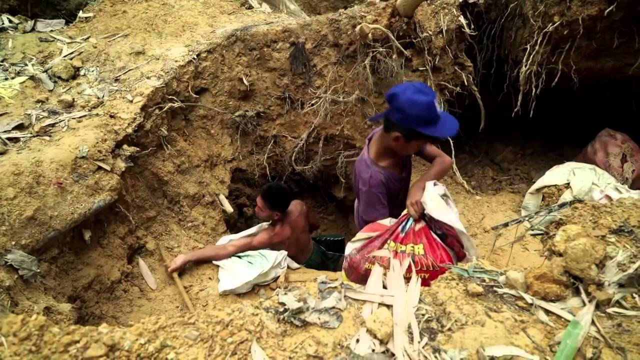 Young Workers Of The Goldmines In The Philippines Background