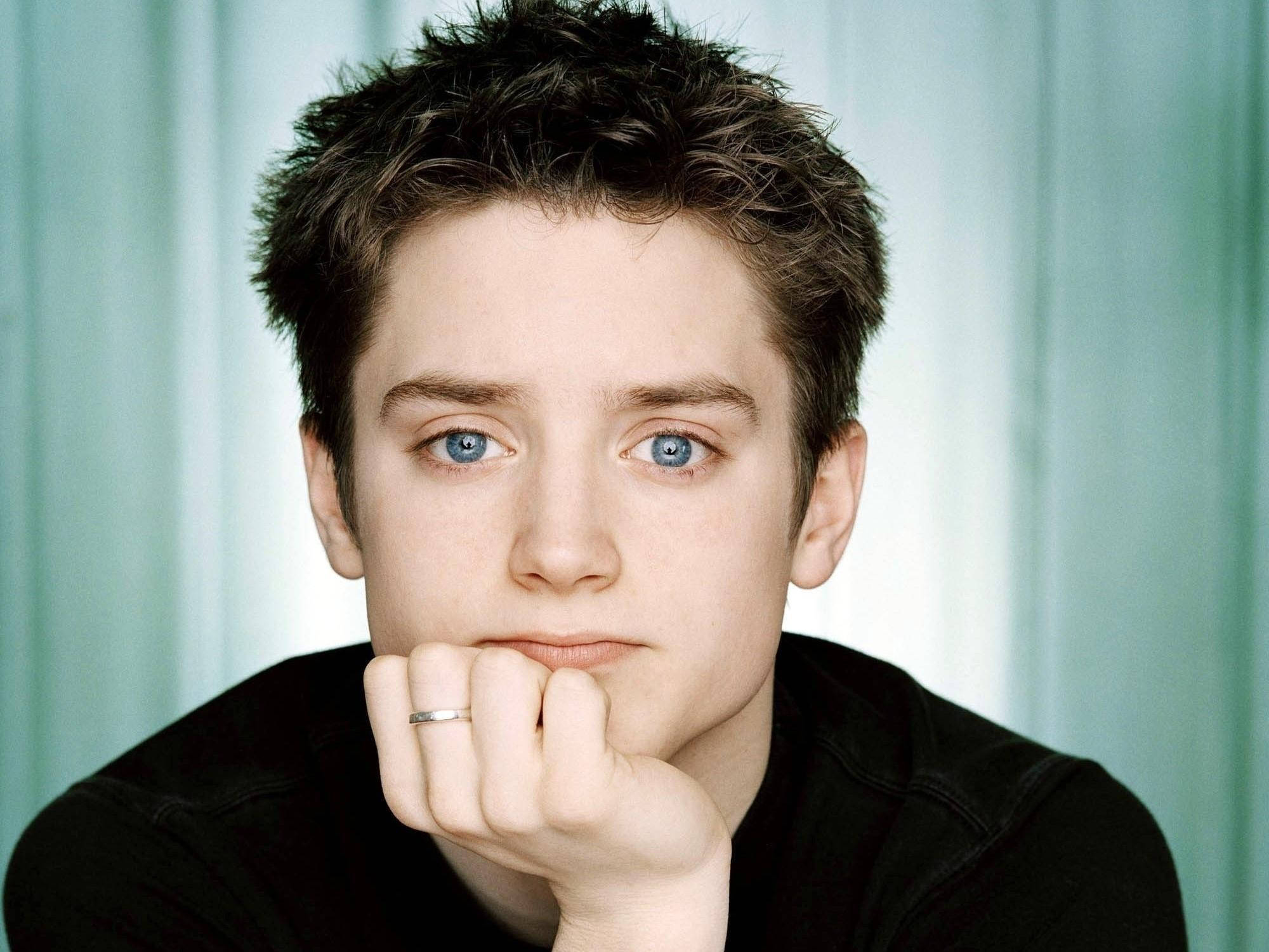 Youthful Elijah Wood Background