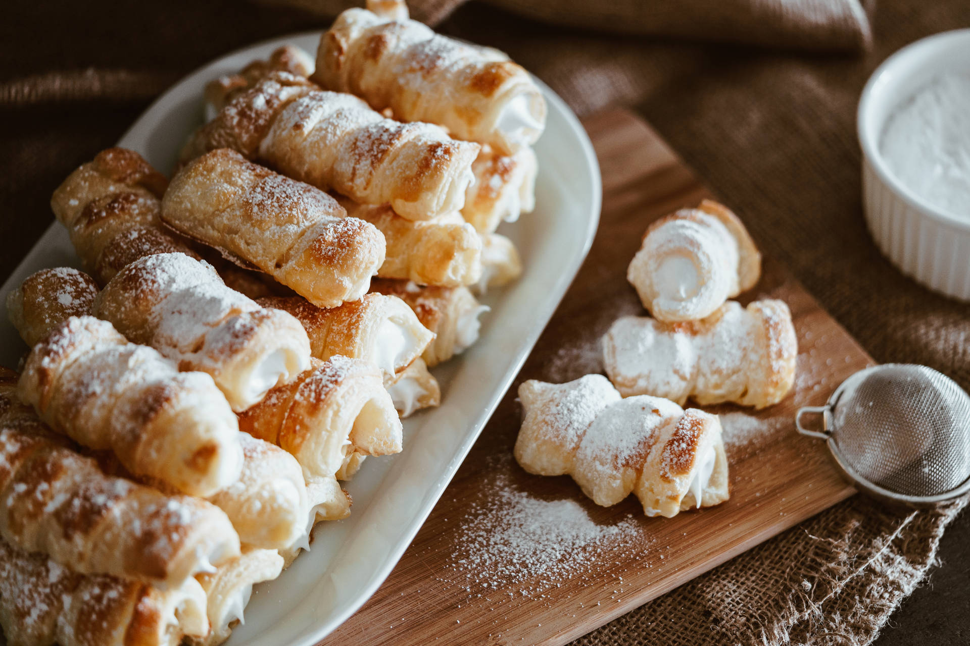 Yummy Schaumrollen Pastries Background