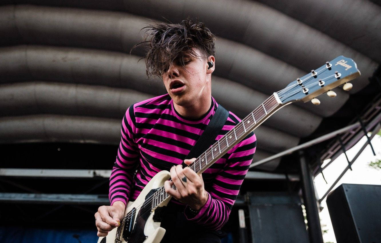 Yungblud Playing Guitar Background