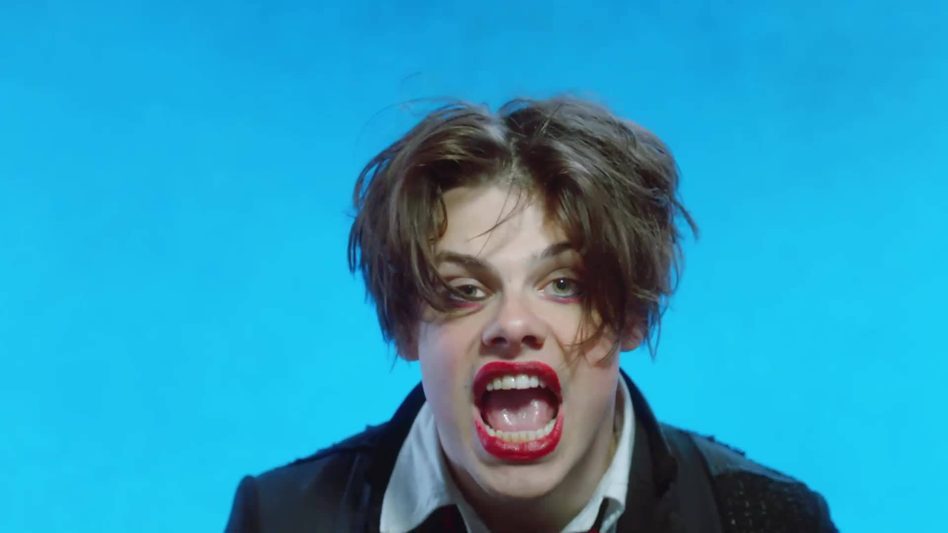 Yungblud Wearing Lipstick Background