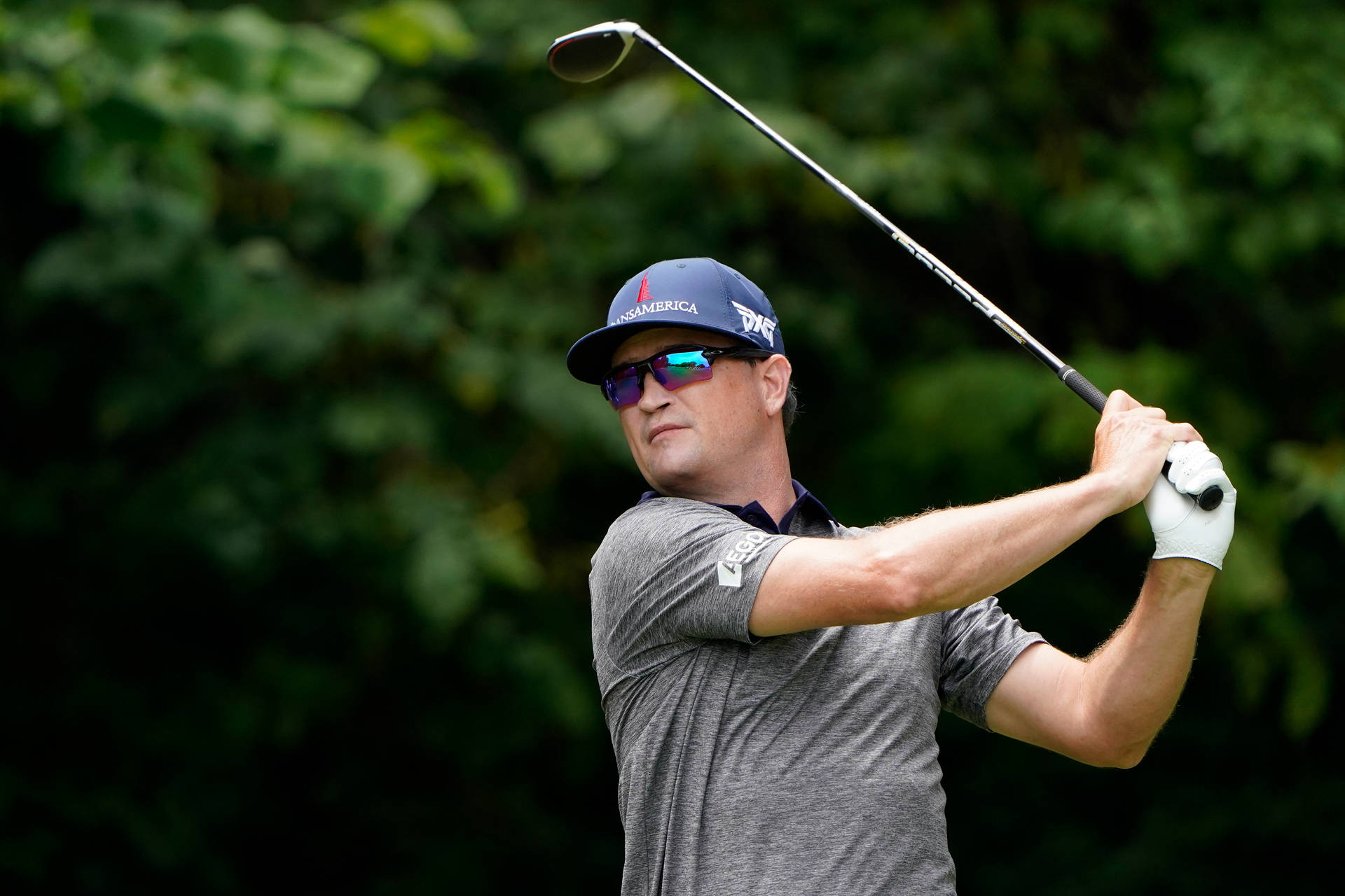 Zach Johnson Swinging A Black Club Background