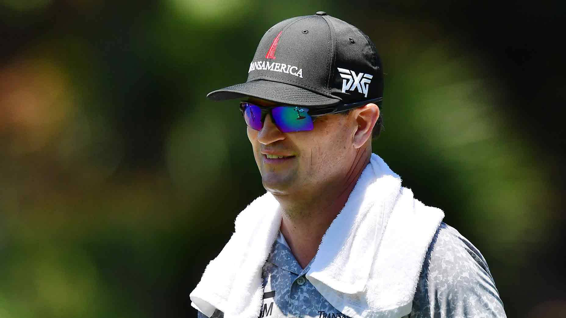 Zach Johnson Wearing A Cap Background