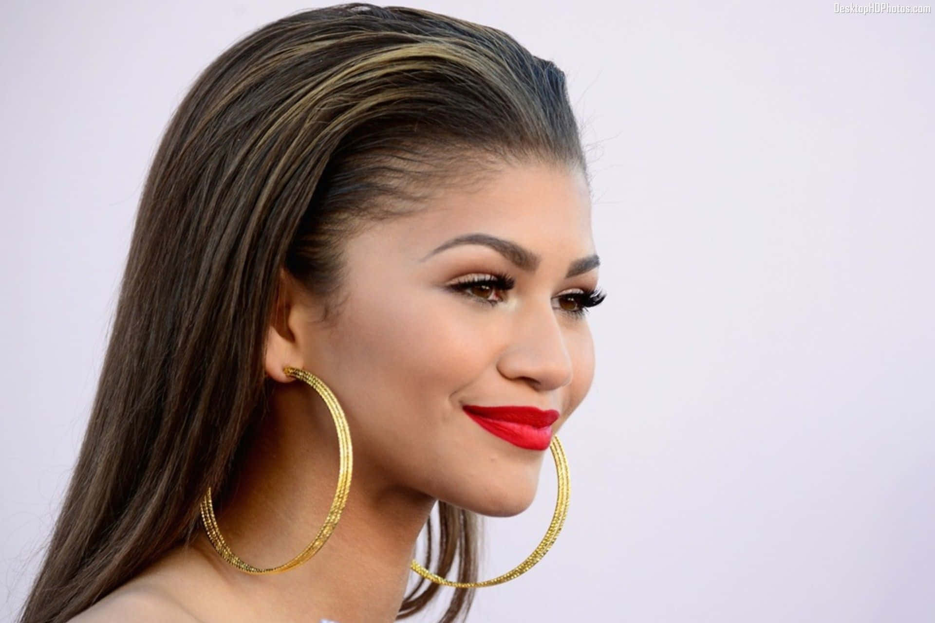 Zendaya Side View Hd Background